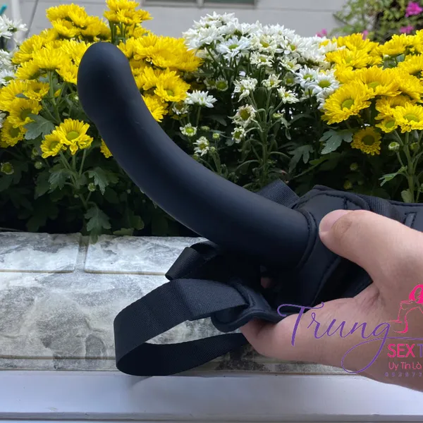 Đắm chìm sự sung sướng với dương vật giả dây đeo mini