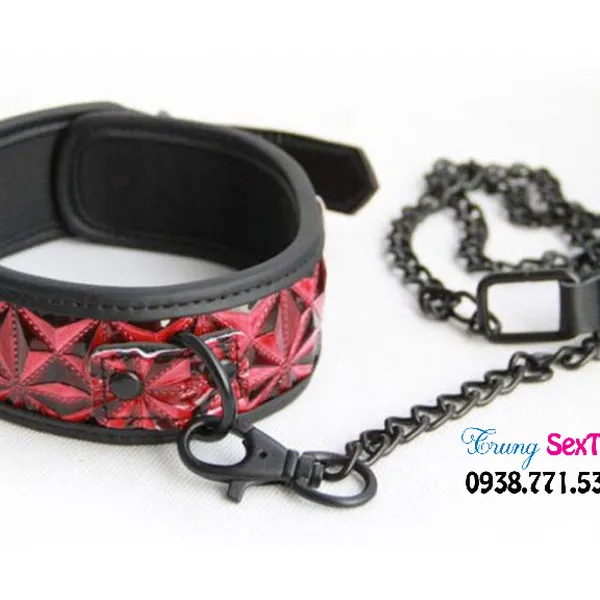 Cuộc ái ân thêm phần mới lạ với dụng cụ BDSM xít cổ