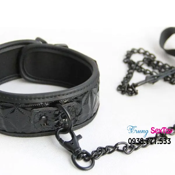 Cuộc ái ân thêm phần mới lạ với dụng cụ BDSM xít cổ