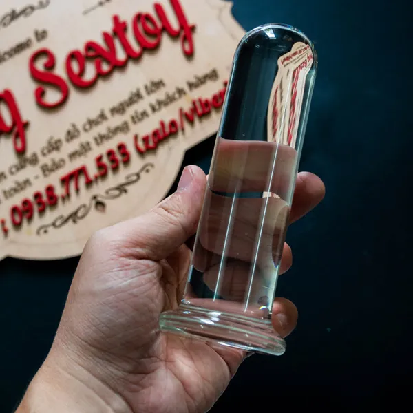 Cảm giác mới lạ khi sử dụng đồ chơi tình dục bằng thủy tinh 