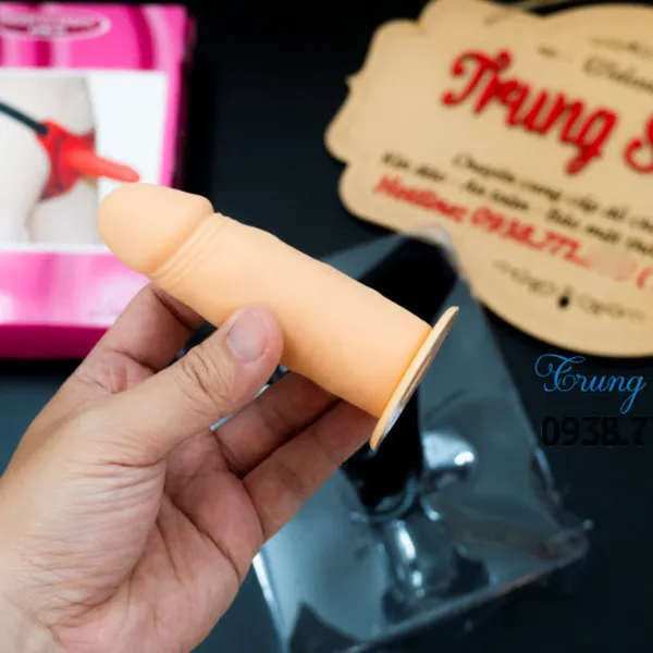 Cơ thể cả hai cùng hòa hợp với dương vật giả cho les 