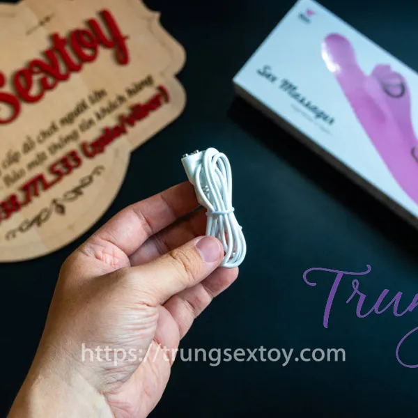 Dương vật giả dibe lưỡi xoay “điên đảo” cô bé chị em