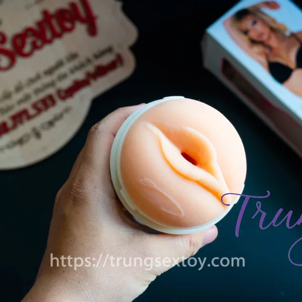   Âm đạo giả Fleshlight Girls Kayden Kross nóng bỏng cho “chàng nhỏ” phê tê tái