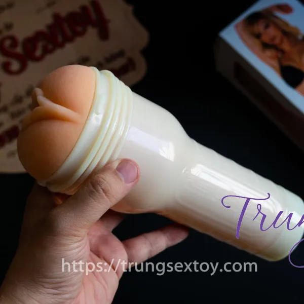   Âm đạo giả Fleshlight Girls Kayden Kross nóng bỏng cho “chàng nhỏ” phê tê tái