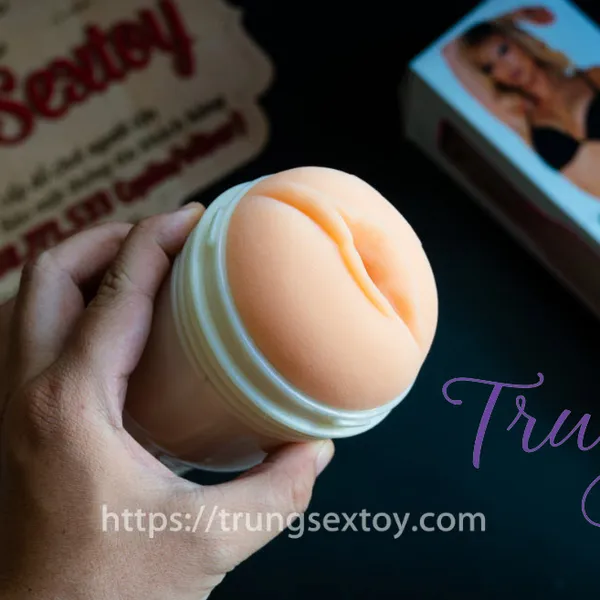   Âm đạo giả Fleshlight Girls Kayden Kross nóng bỏng cho “chàng nhỏ” phê tê tái