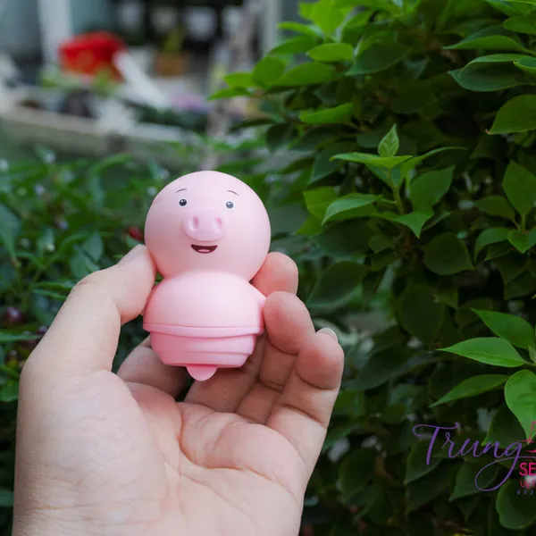 “Cô bé” được kích thích với lưỡi rung mini kích thích âm đạo