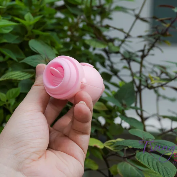 “Cô bé” được kích thích với lưỡi rung mini kích thích âm đạo