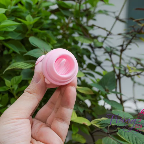“Cô bé” được kích thích với lưỡi rung mini kích thích âm đạo