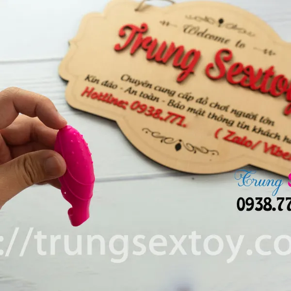 Ngón tay rung mini khiến nước nôi của nàng tràn trề