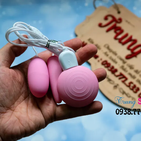 Chị em gào thét vì quá sướng với trứng rung 2 cục USB