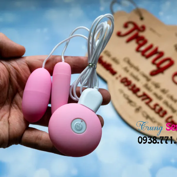 Chị em gào thét vì quá sướng với trứng rung 2 cục USB