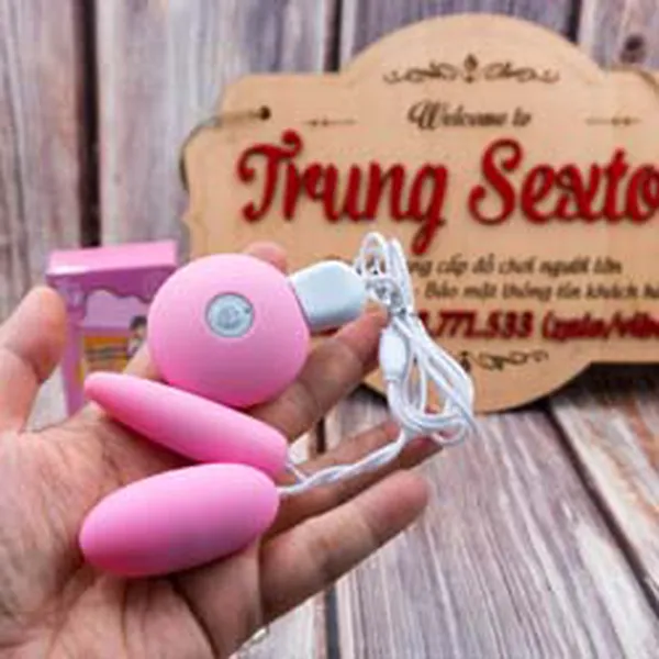 Chị em gào thét vì quá sướng với trứng rung 2 cục USB