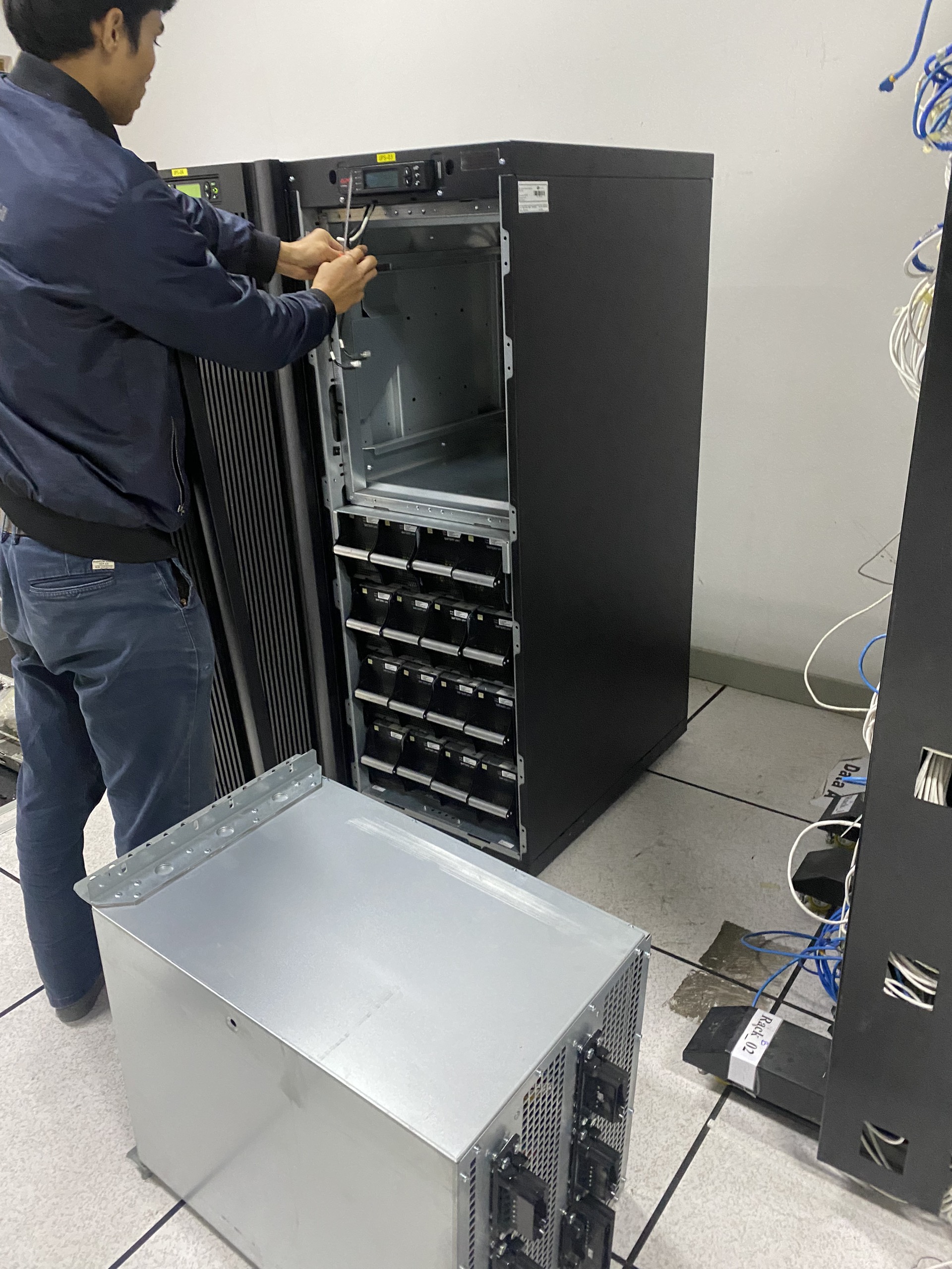 sua-chua-ups-apc-tai-tphochiminh