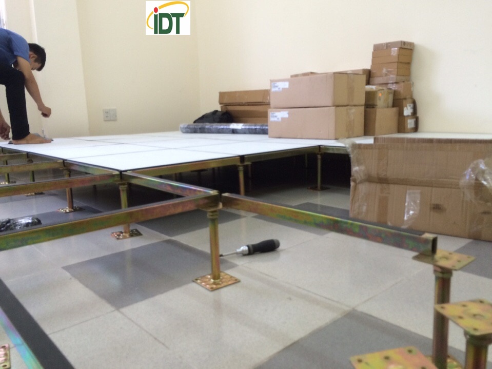 Lắp đặt sàn nâng cho Trung tâm Dữ liệu