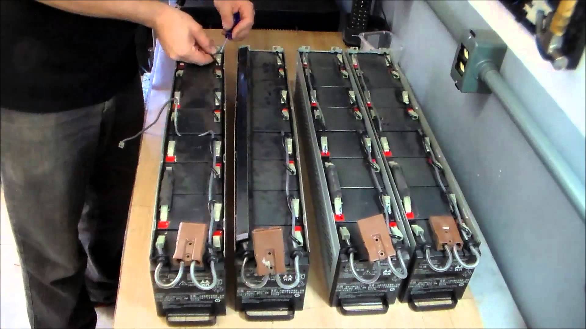 THAY PIN BỘ LƯU ĐIỆN