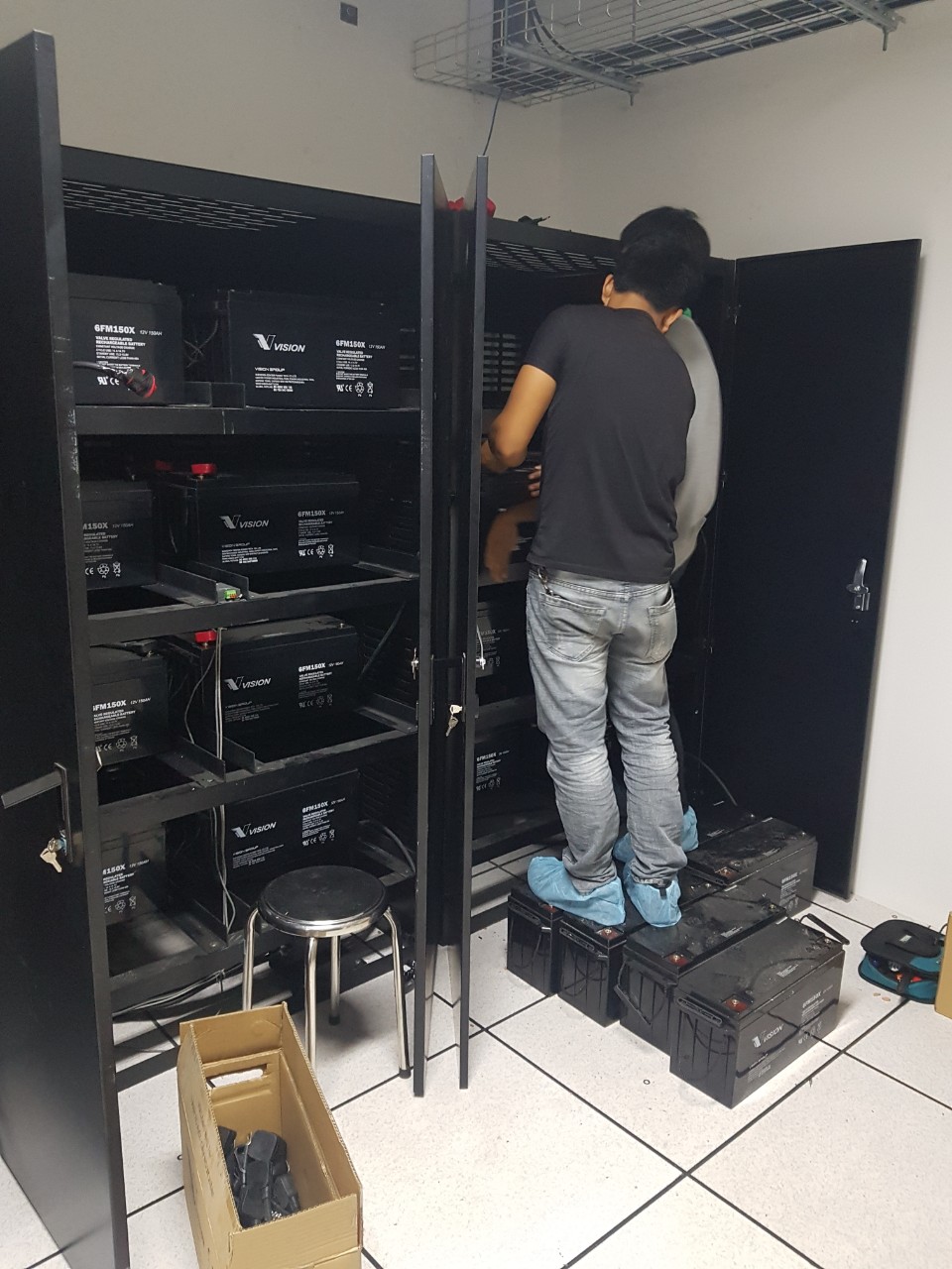 THAY PIN CHO UPS APC