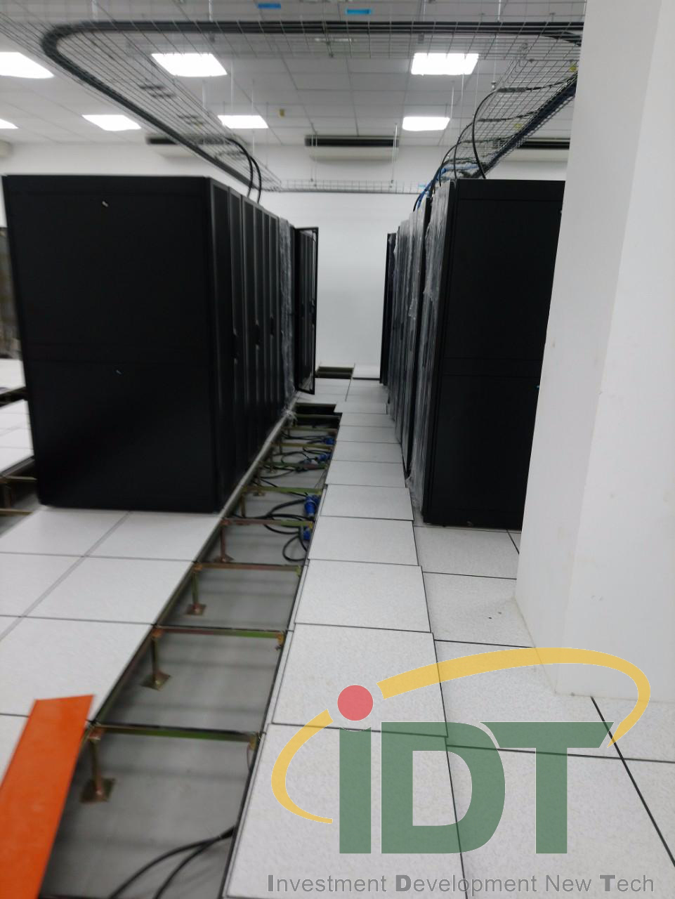 THI CÔNG HỆ THỐNG ĐIỆN PHÒNG SERVER