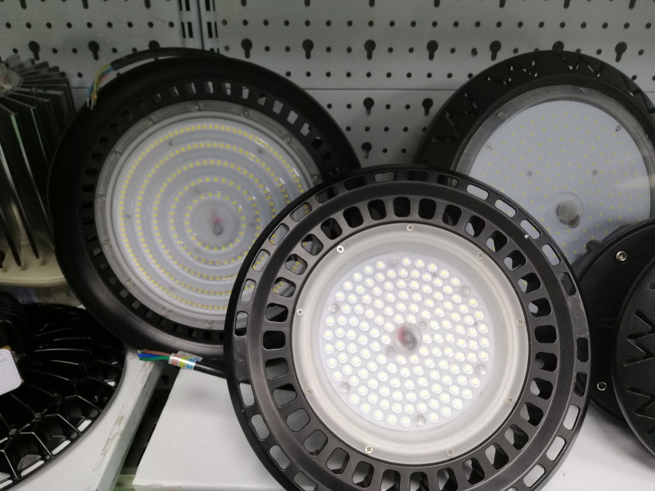 Đèn được sử dụng phổ biến nhất trong nhà xưởng Đèn được sử dụng phổ biến nhất trong nhà xưởng