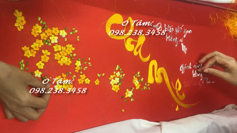Tranh thêu chữ cha mẹ đang trong quá trình thêu
