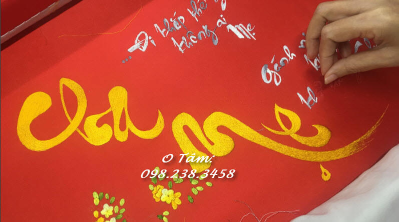 Tranh thêu chữ cha mẹ đang trong quá trình thêu