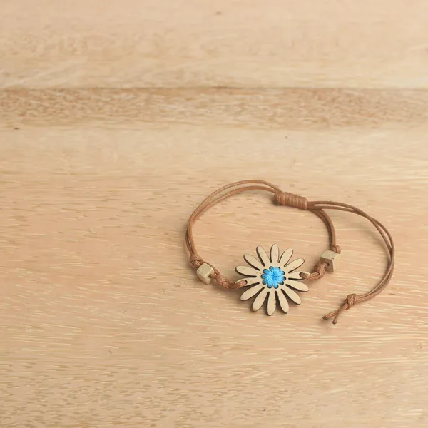 VÒNG TAY DỪA HOA CÚC PHỐI CHỈ THÊU, 4 màu tùy chọn