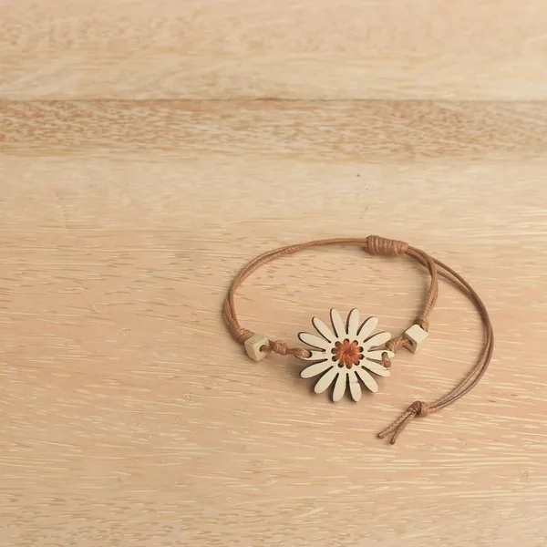 VÒNG TAY DỪA HOA CÚC PHỐI CHỈ THÊU, 4 màu tùy chọn