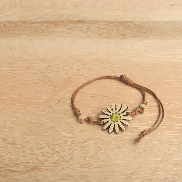 VÒNG TAY DỪA HOA CÚC PHỐI CHỈ THÊU, 4 màu tùy chọn