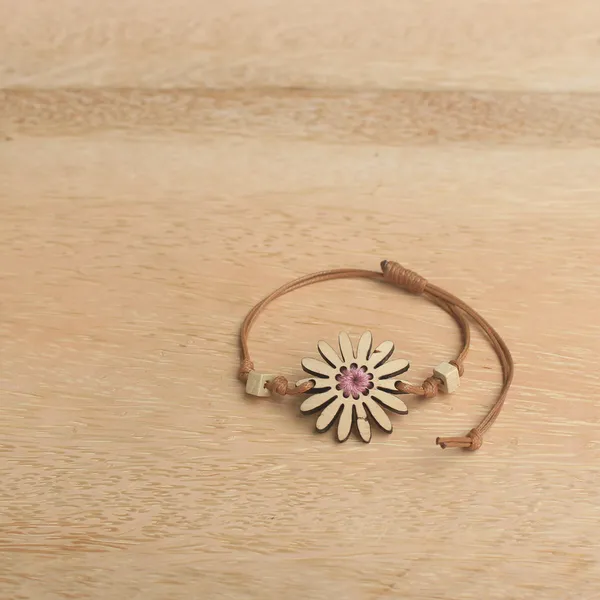 VÒNG TAY DỪA HOA CÚC PHỐI CHỈ THÊU, 4 màu tùy chọn