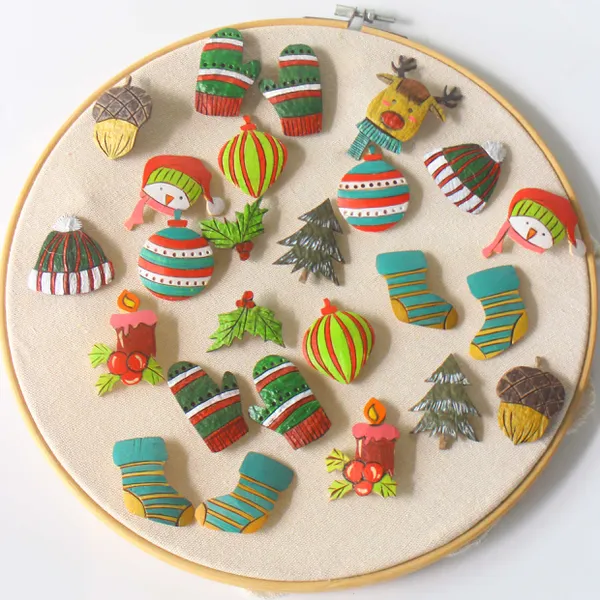 Bộ 11 Pin- Bán lẻ, huy hiệu Giáng Sinh cài áo, balo trang trí siêu xinh