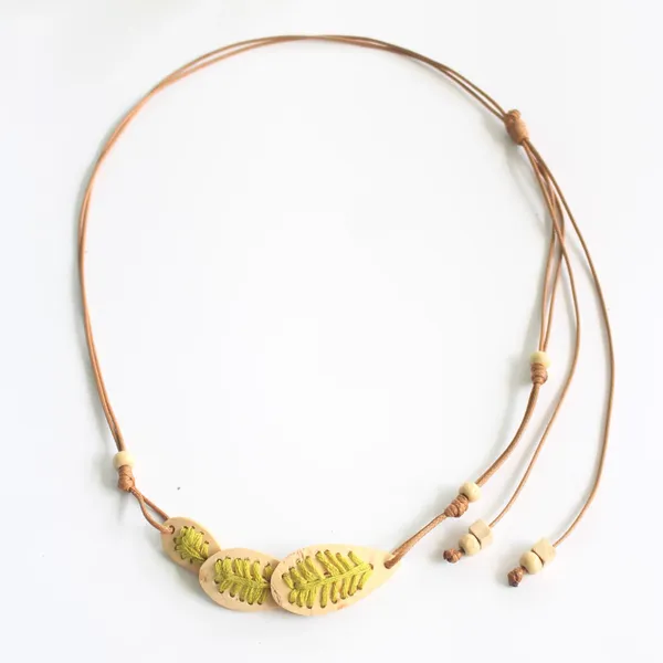 DÂY CHUYỀN DỪA BA LÁ PHỐI CHỈ THÊU, 4 màu tùy chọn