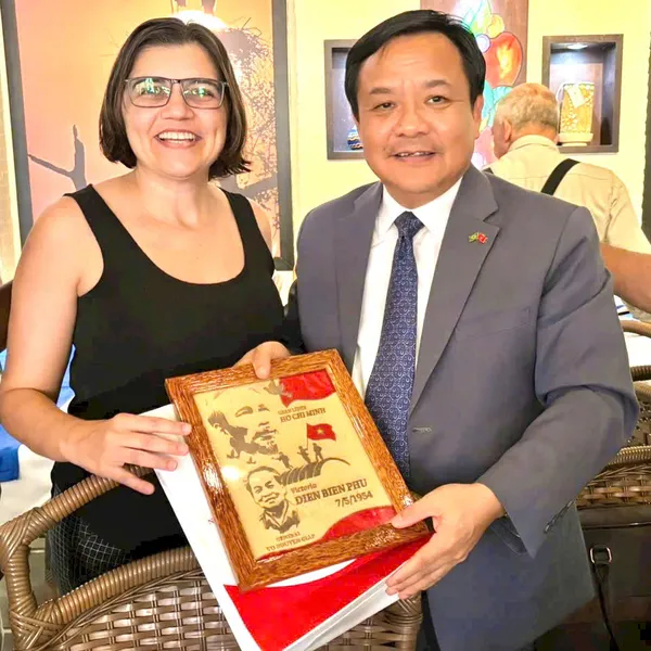 TRANH DỪA MẶT KIẾNG KHUNG GỖ DỪA 20X25CM - VIỆT NAM VÀ BÁC HỒ