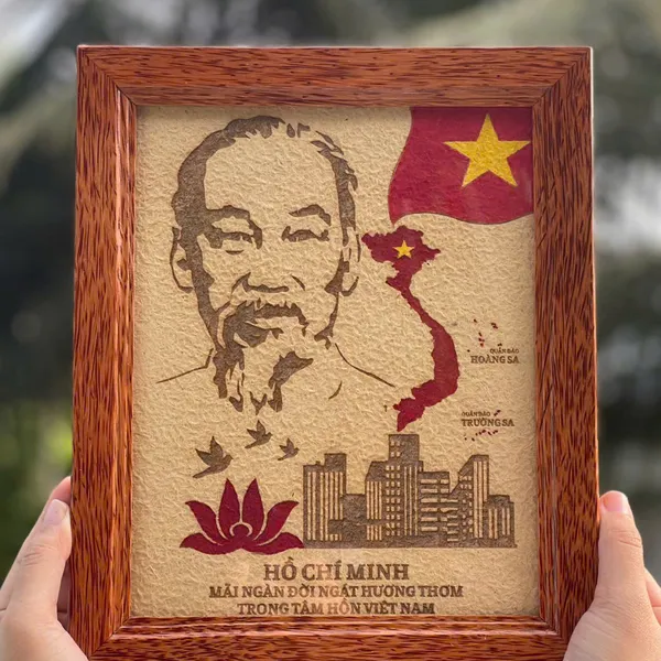 TRANH DỪA MẶT KIẾNG KHUNG GỖ DỪA 20X25CM - VIỆT NAM VÀ BÁC HỒ