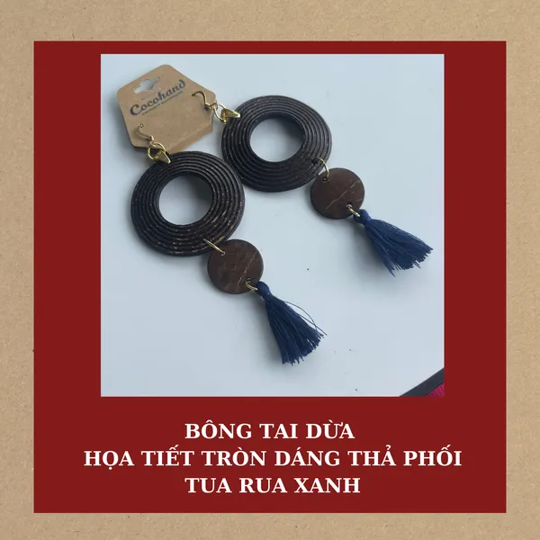 BÔNG TAI DỪA HỌA TIẾT TRÒN DÁNG THẢ PHỐI TUA RUA XANH
