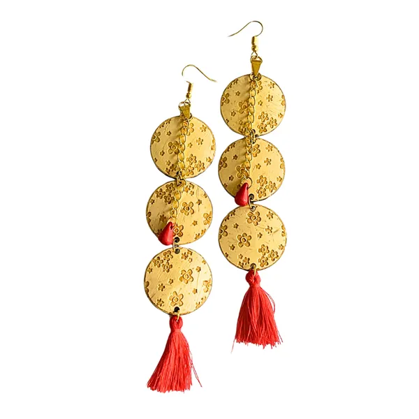 BÔNG TAI DỪA DÁNG THẢ KHẮC HOA NHÍ PHỐI ĐÁ ĐỎ VÀ TUA RUA