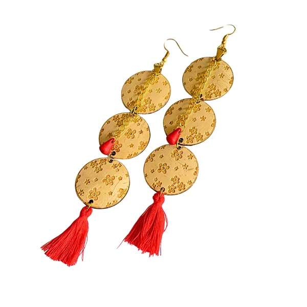 BÔNG TAI DỪA DÁNG THẢ KHẮC HOA NHÍ PHỐI ĐÁ ĐỎ VÀ TUA RUA