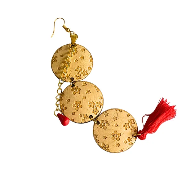 BÔNG TAI DỪA DÁNG THẢ KHẮC HOA NHÍ PHỐI ĐÁ ĐỎ VÀ TUA RUA