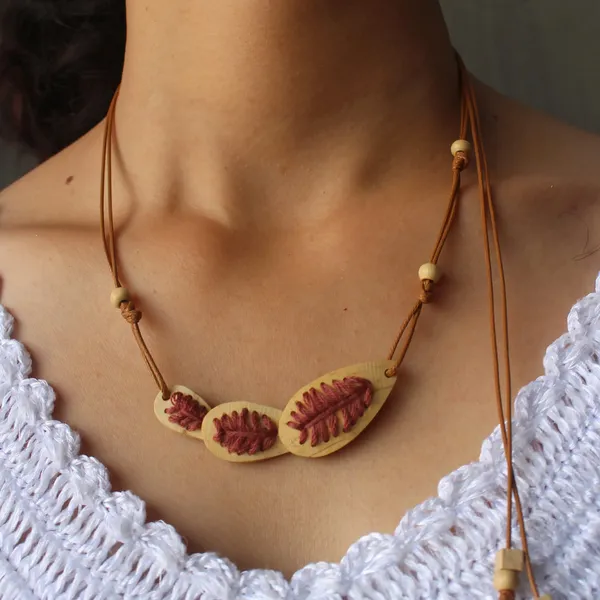 DÂY CHUYỀN DỪA BA LÁ PHỐI CHỈ THÊU, 4 màu tùy chọn