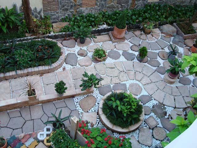 Bạn muốn biến khu vườn nhỏ của mình trở thành một thiên đường xanh mướt với nhiều tiểu cảnh sân vườn mini độc đáo? Hãy tìm đến chúng tôi để nhận được sự tư vấn và hỗ trợ tận tình, chu đáo nhất từ các chuyên gia trong lĩnh vực thiết kế vườn tiểu cảnh.