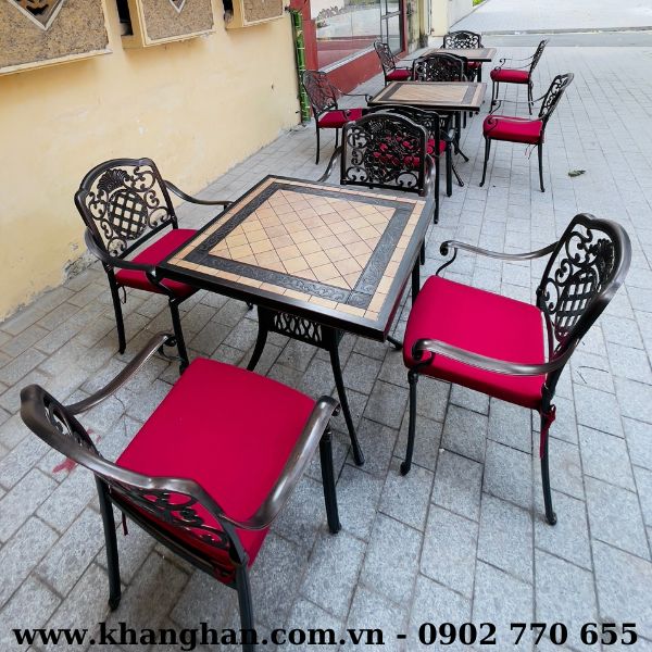 Mẫu bàn ghế vuông mặt gốm nhôm đúc sơn tĩnh điện phong cách tân cổ điển KH23-B27.4G11 Mẫu bàn ghế vuông mặt gốm nhôm đúc sơn tĩnh điện phong cách tân cổ điển KH23-B27.4G11