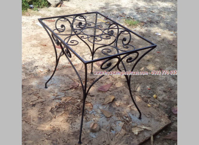 Bàn kiểu đẹp bằng sắt uốn mỹ thuật KH-B022 Bàn kiểu đẹp bằng sắt uốn mỹ thuật KH-B022