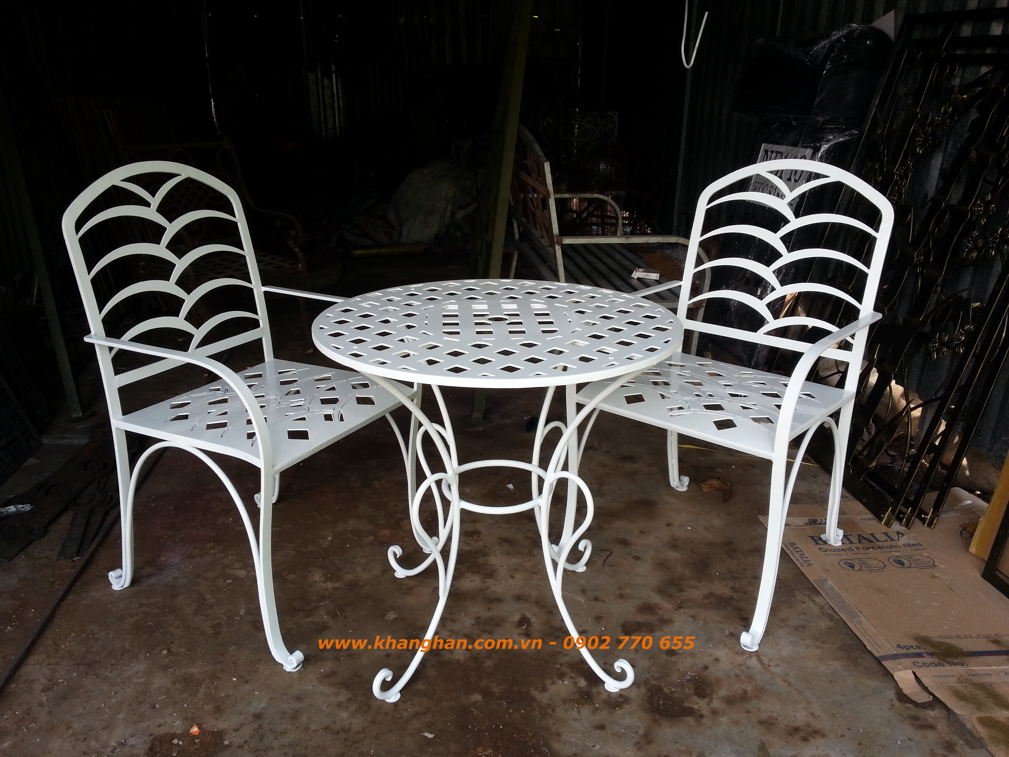 Bàn ghế sắt đẹp đầy tinh tế thích hợp cho sân vườn KH15-BG003 Bàn ghế sắt đẹp đầy tinh tế thích hợp cho sân vườn KH15-BG003