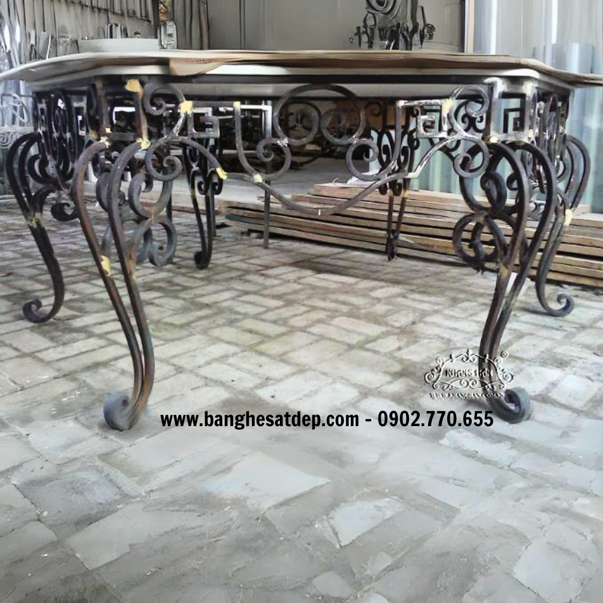 Mẫu bàn ghế sắt nghệ thuật mang nét cổ kính đầy ấn tượng KH15-BG004 Mẫu bàn ghế sắt nghệ thuật mang nét cổ kính đầy ấn tượng KH15-BG004