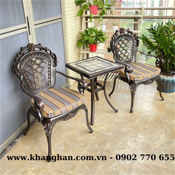 Bộ bàn vuông mặt gốm 2 ghế nhôm đúc sơn tĩnh điện kiểu tân cổ điển Bộ bàn vuông mặt gốm 2 ghế nhôm đúc sơn tĩnh điện kiểu tân cổ điển