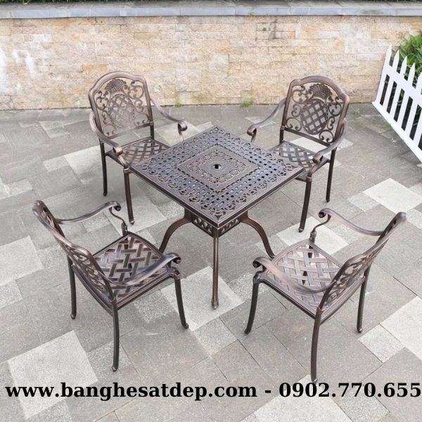 Bàn vuông 4 ghế nhôm đúc sơn tĩnh điện phong cách tân cổ điển KH23-B26.4G11 Bàn vuông 4 ghế nhôm đúc sơn tĩnh điện phong cách tân cổ điển KH23-B26.4G11