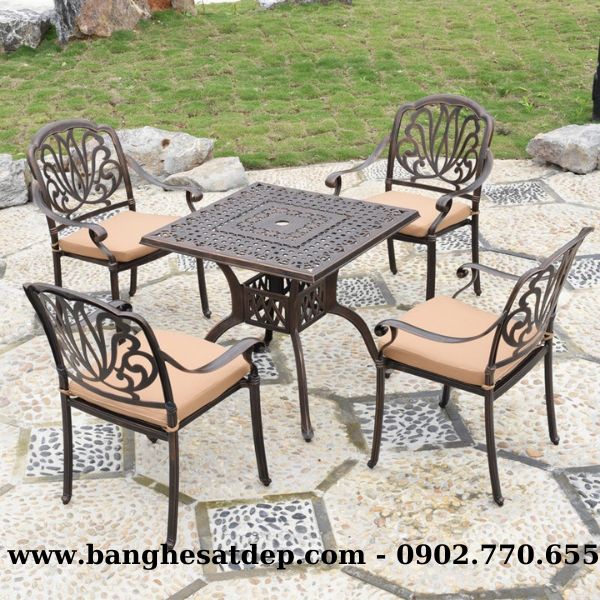 Bàn vuông 4 ghế nhôm đúc sơn tĩnh điện phong cách tân cổ điển KH23-B26.4G13 Bàn vuông 4 ghế nhôm đúc sơn tĩnh điện phong cách tân cổ điển KH23-B26.4G13