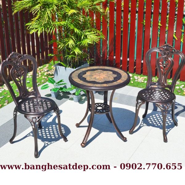 Mẫu bàn tròn mặt gốm hai ghế nhôm đúc sơn tĩnh điện phong cách Bistro tân cổ điển KH23-B41.2G08 Mẫu bàn tròn mặt gốm hai ghế nhôm đúc sơn tĩnh điện phong cách Bistro tân cổ điển KH23-B41.2G08