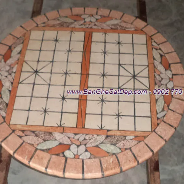 Mặt bàn Mosaic hình ô vuông lạ mắt