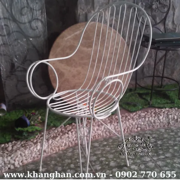 Ghế sắt mỹ thuật với tông màu trắng trang nhã