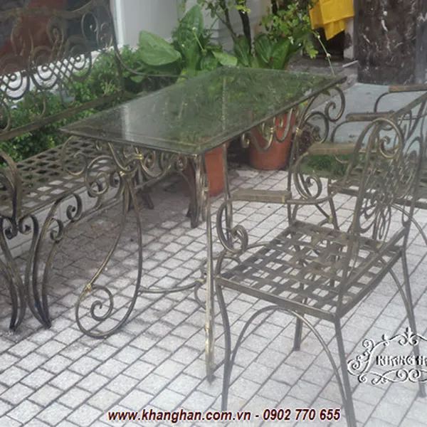 Bàn ghế sắt mỹ thuật cho không gian sang trọng