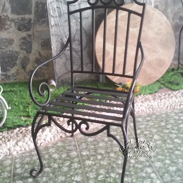 Ghế sắt uốn nghệ thuật đơn giản, tinh tế